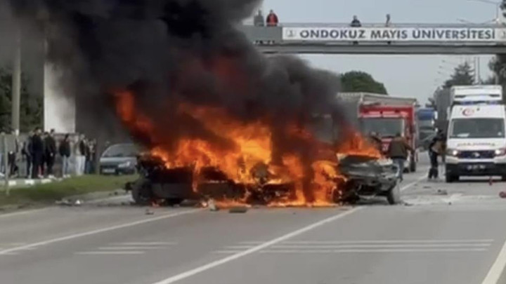 Samsun'da feci kaza: 3 otomobil yandı! 4 kişi yaralandı