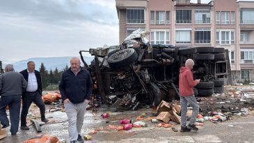 Samsun'da kamyon, 4 araca &ccedil;arptı: 10'u &ouml;ğrenci 19 kişi yaralandı