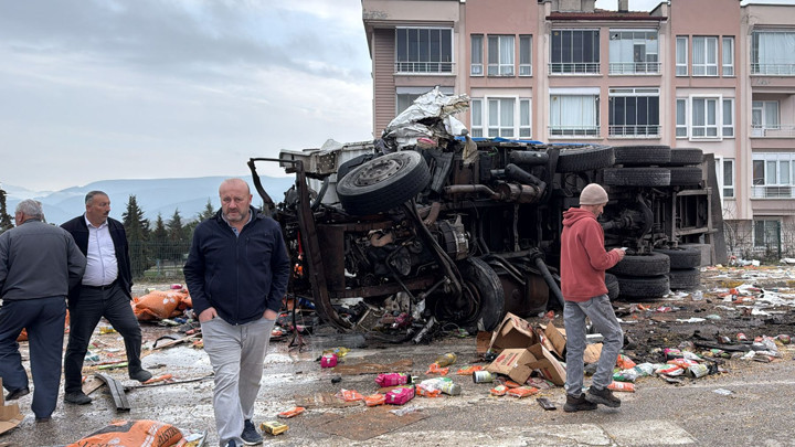 Samsun'da kamyon, 4 araca &ccedil;arptı: 10'u &ouml;ğrenci 19 kişi yaralandı