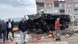Samsun'da kamyon, 4 araca &ccedil;arptı: 10'u &ouml;ğrenci 19 kişi yaralandı