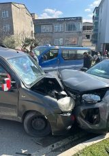 Samsun&rsquo;da y&uuml;rekleri ağza getiren kaza! 2 ara&ccedil; kafa kafaya &ccedil;arpıştı: Yaralılar var&hellip;
