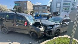 Samsun&rsquo;da y&uuml;rekleri ağza getiren kaza! 2 ara&ccedil; kafa kafaya &ccedil;arpıştı: Yaralılar var&hellip;