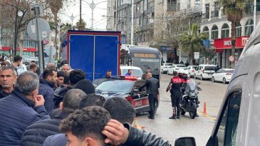 Şanlıurfa'da tanınmamak i&ccedil;in tıbbi maske takarak ağabeyini vurdu! &Ccedil;evredekiler tarafından yakalandı