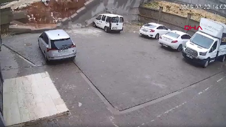 Şanlıurfa’da sağanak: cadde ve sokaklar göle döndü