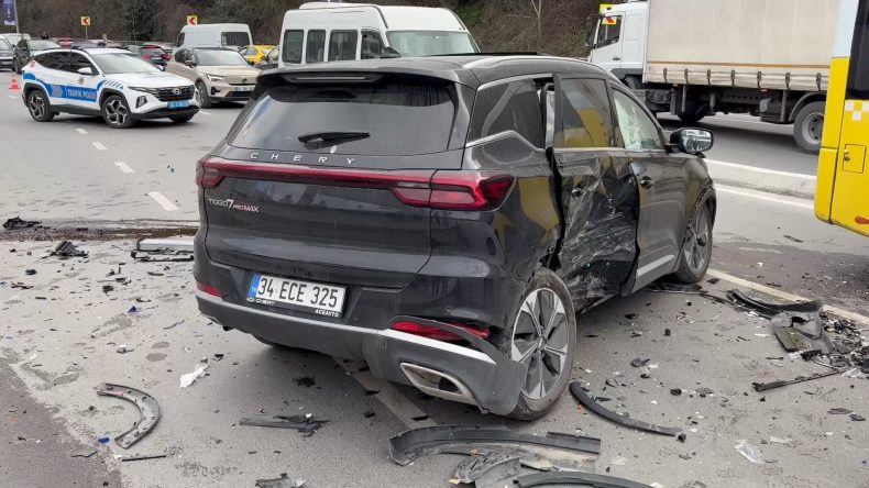 Sarıyer'de 4 aracın karıştığı zincirleme kazada 4 kişi yaralandı