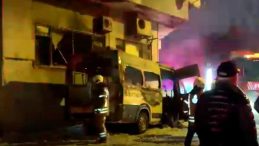 Sarıyer'de park halindeki minib&uuml;ste &ccedil;ıkan yangın iş yerine sı&ccedil;radı