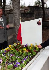Şehit annesi Huriye Yiğit kızından ayrı 10. bayramını yine şehitlikte karşıladı
