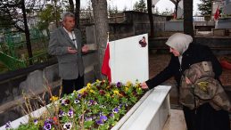 Şehit annesi Huriye Yiğit kızından ayrı 10. bayramını yine şehitlikte karşıladı