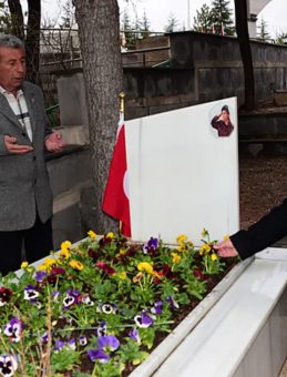 Şehit annesi Huriye Yiğit kızından ayrı 10. bayramını yine şehitlikte karşıladı