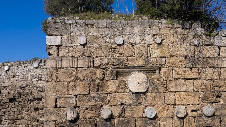 Sel&ccedil;uklu'nun 800 Yıllık Kayıp Kitabeleri Tarihi Surlar ve Evlerin Duvarlarında Bulundu