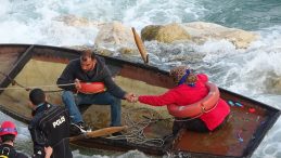 Seyhan Nehri&rsquo;nde Can Pazarı: Ele Ele Tutuşup Yardım Beklediler!