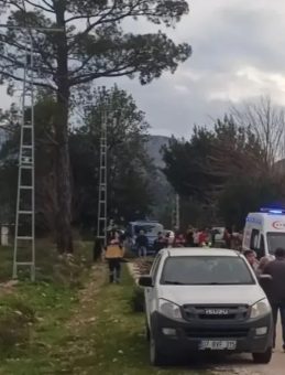 Seyir halindeki kamyonetin kasasından d&uuml;şen kadın &ouml;ld&uuml;