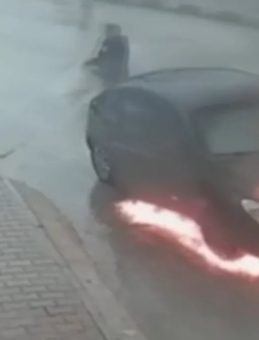 Seyir halindeki otomobil alev topuna d&ouml;nd&uuml;