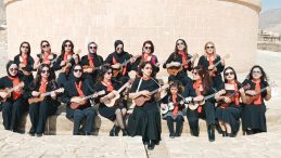 Şiddete karşı ukuleleli &ccedil;ağrı