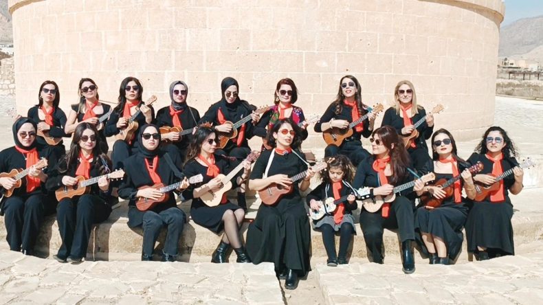 Şiddete karşı ukuleleli &ccedil;ağrı