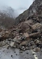 Şırnak'ta Kaya D&uuml;şmesi Sonucu K&ouml;y Yolu Ulaşıma Kapandı