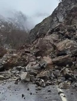 Şırnak'ta Kaya D&uuml;şmesi Sonucu K&ouml;y Yolu Ulaşıma Kapandı