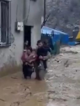 Şırnak&rsquo;ta selin gelişi kameraya yansıdı