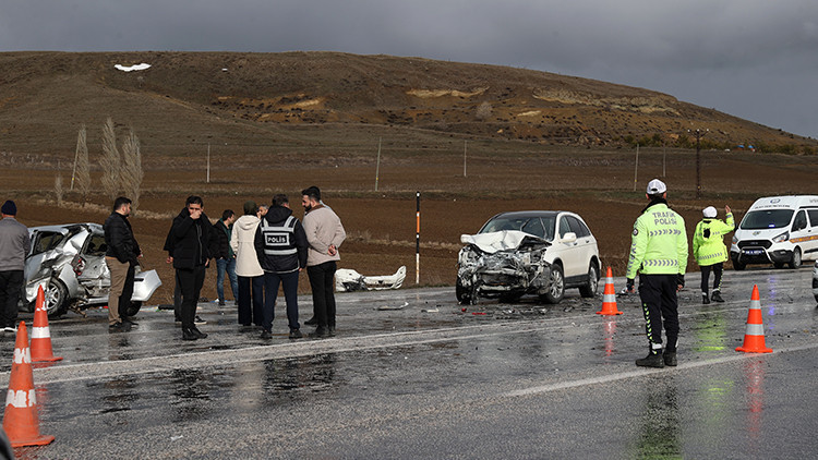 Sivas'ta feci kaza: 1 kişi &ouml;ld&uuml;, 5 kişi yaralandı