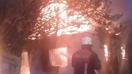 Sobadan &Ccedil;ıkan Yangın Evi K&uuml;le &Ccedil;evirdi