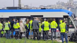 SON DAKİKA | Emin&ouml;n&uuml;'nde panik anları: Seyir halindeki tramvay raydan &ccedil;ıktı!