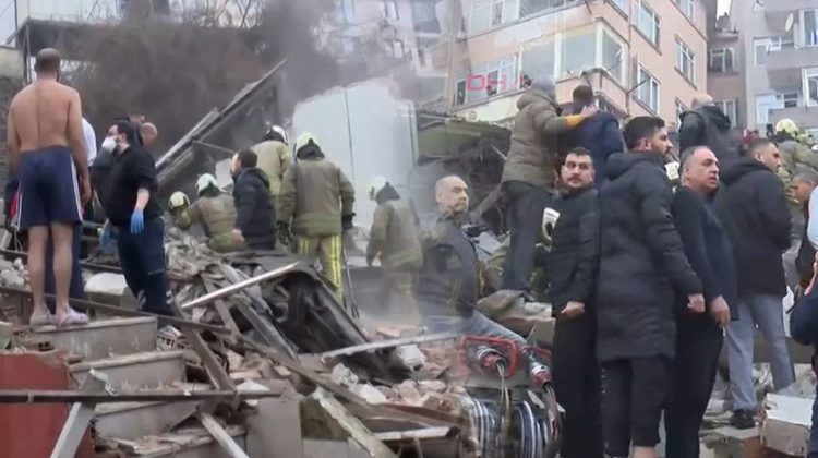 Son dakika: Fatih'te iki bina &ccedil;&ouml;kt&uuml;