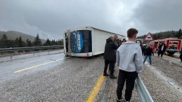 SON DAKİKA: Konya-Antalya karayolunda yolcu otob&uuml;s&uuml; devrildi: &Ccedil;ok sayıda yaralı var&hellip;