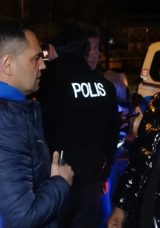 SON DAKİKA&hellip; Antalya'da polisin dur ihtarına uymayan s&uuml;r&uuml;c&uuml; trafiği birbirine kattı: 200 bin TL ceza kesildi!