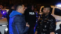 SON DAKİKA&hellip; Antalya'da polisin dur ihtarına uymayan s&uuml;r&uuml;c&uuml; trafiği birbirine kattı: 200 bin TL ceza kesildi!
