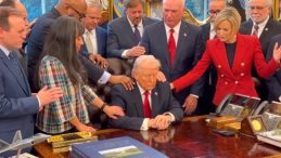 SON DAKİKA&hellip; Beyaz Saray&rsquo;da Donald Trump i&ccedil;in sıradışı ayin! D&uuml;nya bu g&ouml;r&uuml;nt&uuml;y&uuml; konuşuyor: Etrafını sarıp dua ettiler