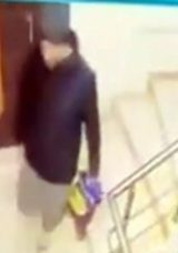 SON DAKİKA&hellip; İstanbul Avcılar'da hırsız kameraya b&ouml;yle yakalandı: Beğendiği ayakkabıları tek tek poşete koyup&hellip;