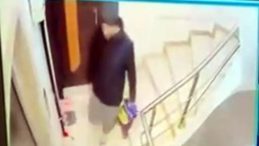 SON DAKİKA&hellip; İstanbul Avcılar'da hırsız kameraya b&ouml;yle yakalandı: Beğendiği ayakkabıları tek tek poşete koyup&hellip;