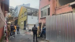 SON DAKİKA&hellip; İstanbul Beyoğlu'nda 2 katlı binada yangın! 2 yaşındaki bebek hayatını kaybetti!