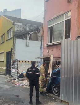 SON DAKİKA&hellip; İstanbul Beyoğlu'nda 2 katlı binada yangın! 2 yaşındaki bebek hayatını kaybetti!