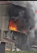 SON DAKİKA&hellip; İstanbul B&uuml;y&uuml;k&ccedil;ekmece'de 3 katlı binada yangın: Ekipler m&uuml;dahale ediyor