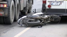 SON DAKİKA&hellip; İstanbul G&uuml;ng&ouml;ren'de feci kaza! Minib&uuml;se &ccedil;arpıp yola savrulan motosiklet s&uuml;r&uuml;c&uuml;s&uuml; hayatını kaybetti
