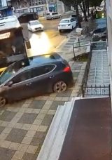 SON DAKİKA&hellip; İstanbul &Uuml;mraniye'de İETT otob&uuml;s&uuml; 2 araca &ccedil;arptı: O anlar kamerada!
