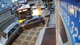 SON DAKİKA&hellip; İstanbul &Uuml;mraniye'de İETT otob&uuml;s&uuml; 2 araca &ccedil;arptı: O anlar kamerada!