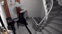 SON DAKİKA&hellip; Yer İstanbul! Montunu &ccedil;uval yaptı, tam 8 &ccedil;ift ayakkabı &ccedil;aldı: O anlar kamerada!