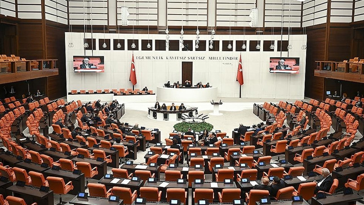 Sosyal medya ve doğum izni d&uuml;zenlemesi Meclis'e sunuldu… İşte t&uuml;m detaylar