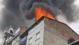 Sultangazi'de 5 Katlı Bina &Ccedil;atı Yangını: 2 Kişi Dumandan Etkilendi
