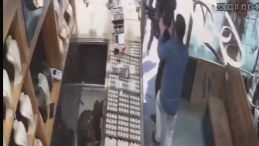 Sultangazi&rsquo;de soygun girişimi: Kuyumcuyu silah kabzası ile darp ettiler