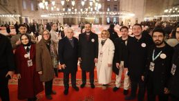 S&uuml;leymaniye&rsquo;de 3 bin &ccedil;ocuk aynı sofrada iftar a&ccedil;tı