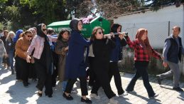 Tabutunu kadınlar taşıdı! Kadınlar G&uuml;n&uuml;&rsquo;nde &ouml;ld&uuml;r&uuml;len kadın Fethiye&rsquo;de toprağa verildi