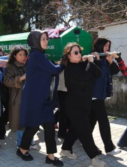 Tabutunu kadınlar taşıdı! Kadınlar G&uuml;n&uuml;&rsquo;nde &ouml;ld&uuml;r&uuml;len kadın Fethiye&rsquo;de toprağa verildi