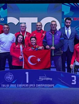 Tarladan &ccedil;alışırken keşfedilen Besra tarih yazıyor! Koparmada 117 kilogram kaldırdı! İkinci kez Avrupa şampiyonu oldu