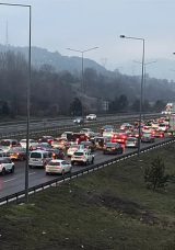 Tatilciler d&ouml;n&uuml;ş yolunda! Bayramın son g&uuml;n&uuml; trafik yoğunluğu arttı: O noktalarda uzun ara&ccedil; kuyrukları oluştu