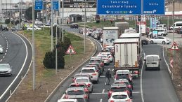 Tatilciler yola &ccedil;ıktı! İstanbul-Tekirdağ kara yolunda ara&ccedil; yoğunluğu