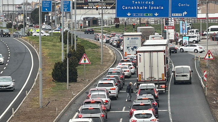 Tatilciler yola &ccedil;ıktı! İstanbul-Tekirdağ kara yolunda ara&ccedil; yoğunluğu