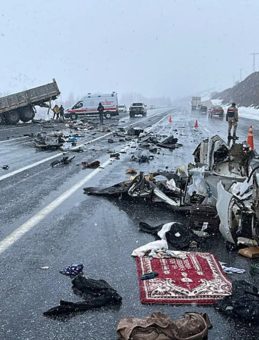 Tatvan'da Feci Kaza: Ara&ccedil; Resmen Yok Oldu! 2 &Ouml;l&uuml;, 5 Yaralı